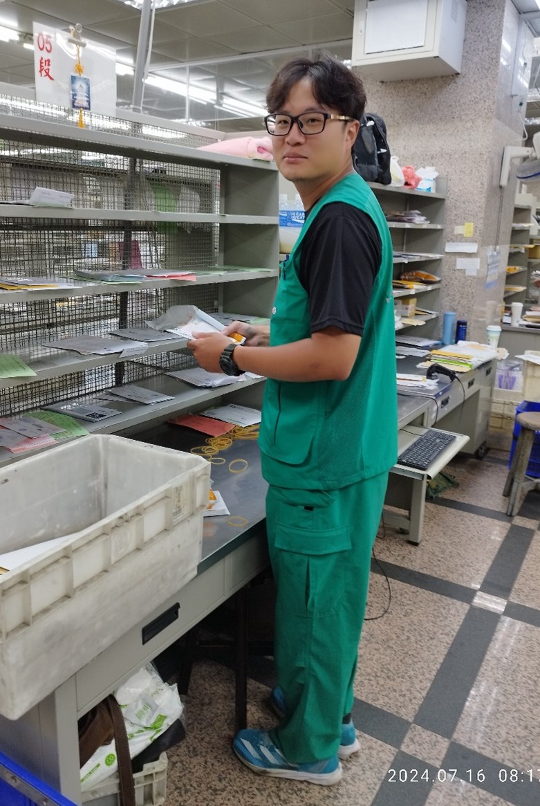 對於單位推動群組化積極任事，並協助同仁完成工作，工作認真負責，表現優異。