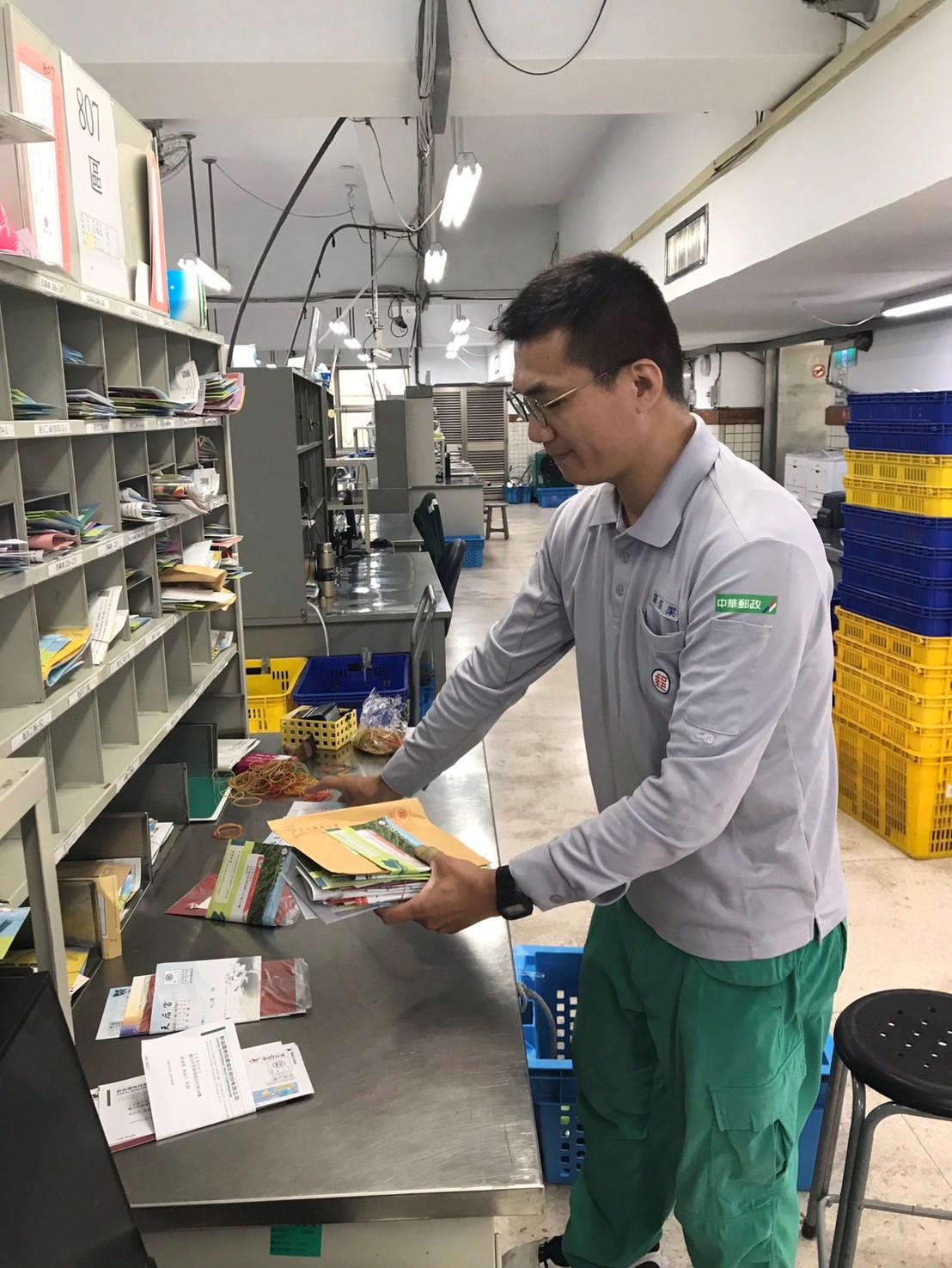 遇郵件量大時主動協助同仁完成分揀，幫助同仁載運郵件，擔任外勤投遞時，工作認真，服務親切，與顧客互動良好，屢獲公眾來電讚譽。