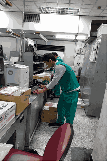 林員值勤上樓投遞時，在樓梯間遇該樓層住戶年長者買菜提重物，會主動幫忙提至長者家門口；遇年長者或行動不便者，會幫忙把包裹搬進屋內適當位子，屢獲長者之家人來電感謝，有效提升親民郵局形象。