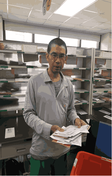 工作極富熱情，主動積極並協助輔導新進人員。黃員人品端正、德行優良、面對工作態度嚴謹，以收、寄件人立場考量，妥投率極高。且虛心接受主管給予的建議並優化業務流程，深獲同儕好評。