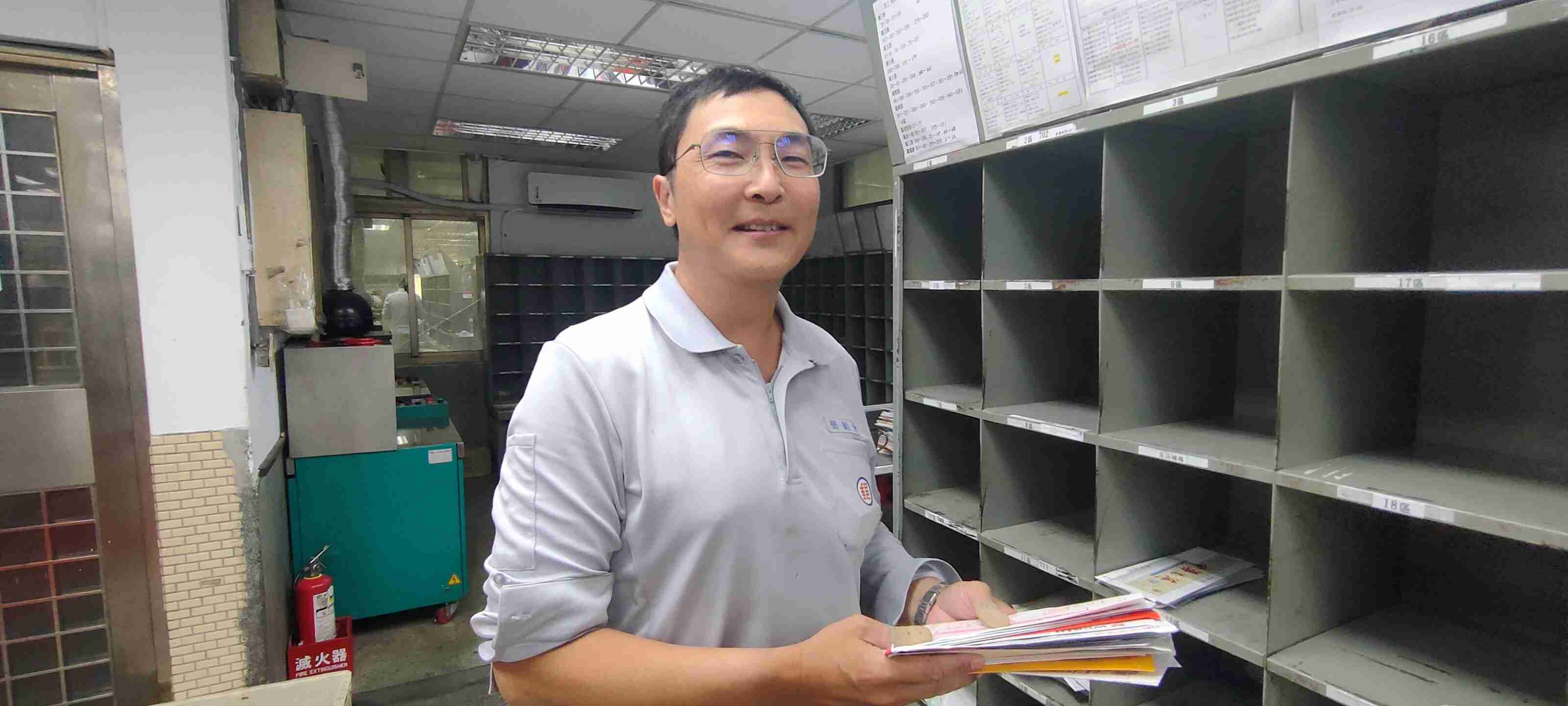 工作期間指派任務善於協調與團隊合作深獲同仁贊同，他的積極參與和無私奉獻使整個單位更加順暢，間接也提升團隊效率。