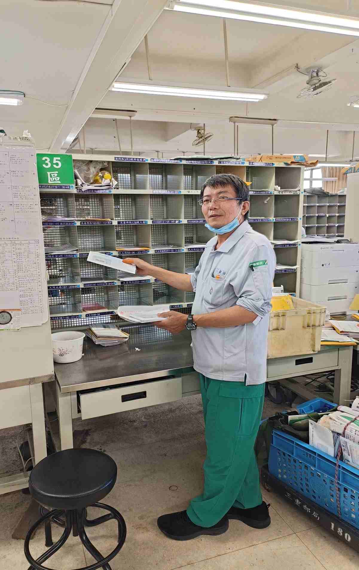 這幾年新冠病毒嚴峻，郵局配合政府配送口罩、酒精、篩劑，對於配送作業的參與、遞送與報表回報，盡心盡力足為楷模。
