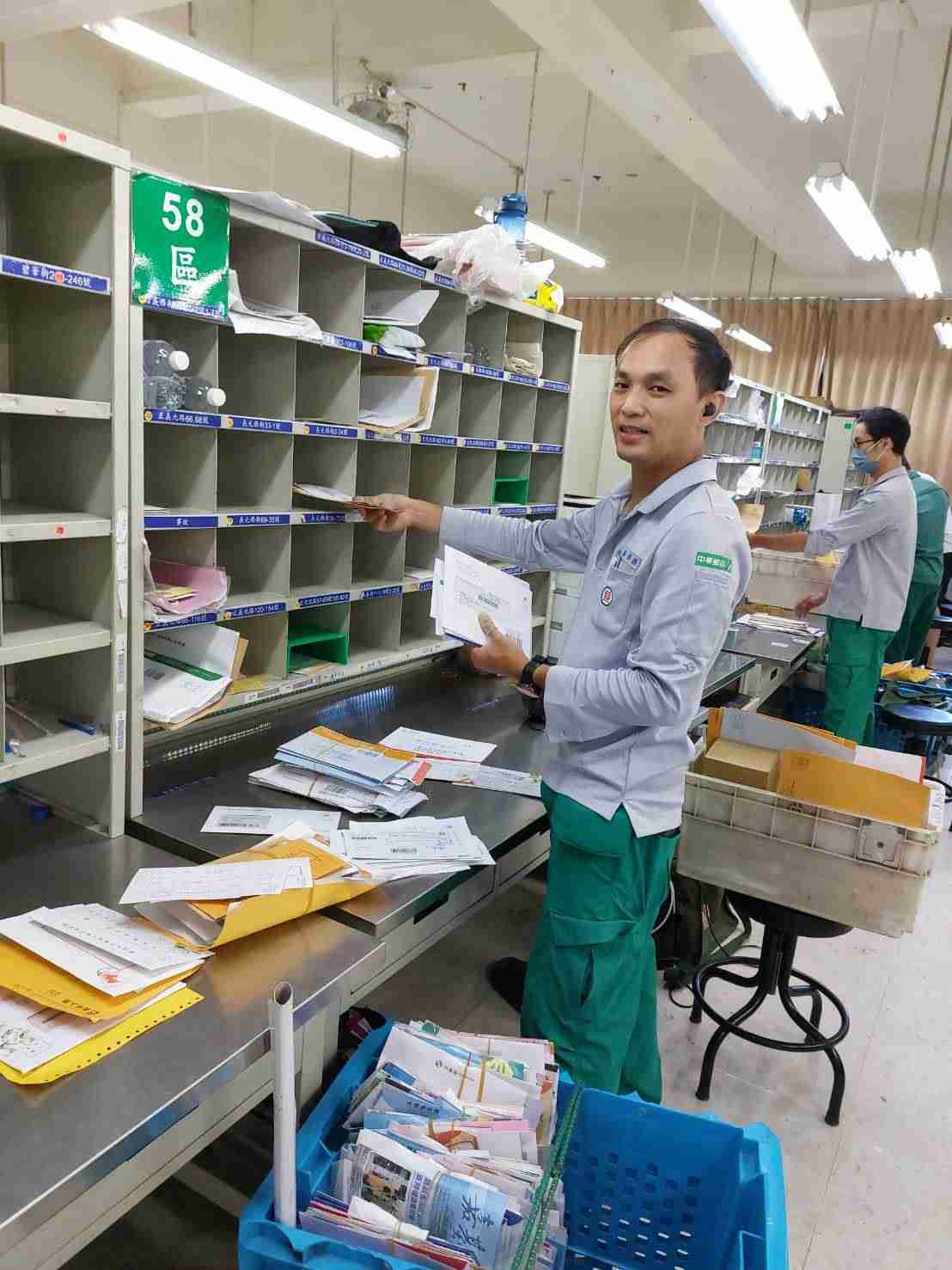 對於股務積極參與協助，舉凡分信格維修時，週邊工作站的歸位、平日教導同仁如何上E大學，自願犧牲假期為同仁服務。
