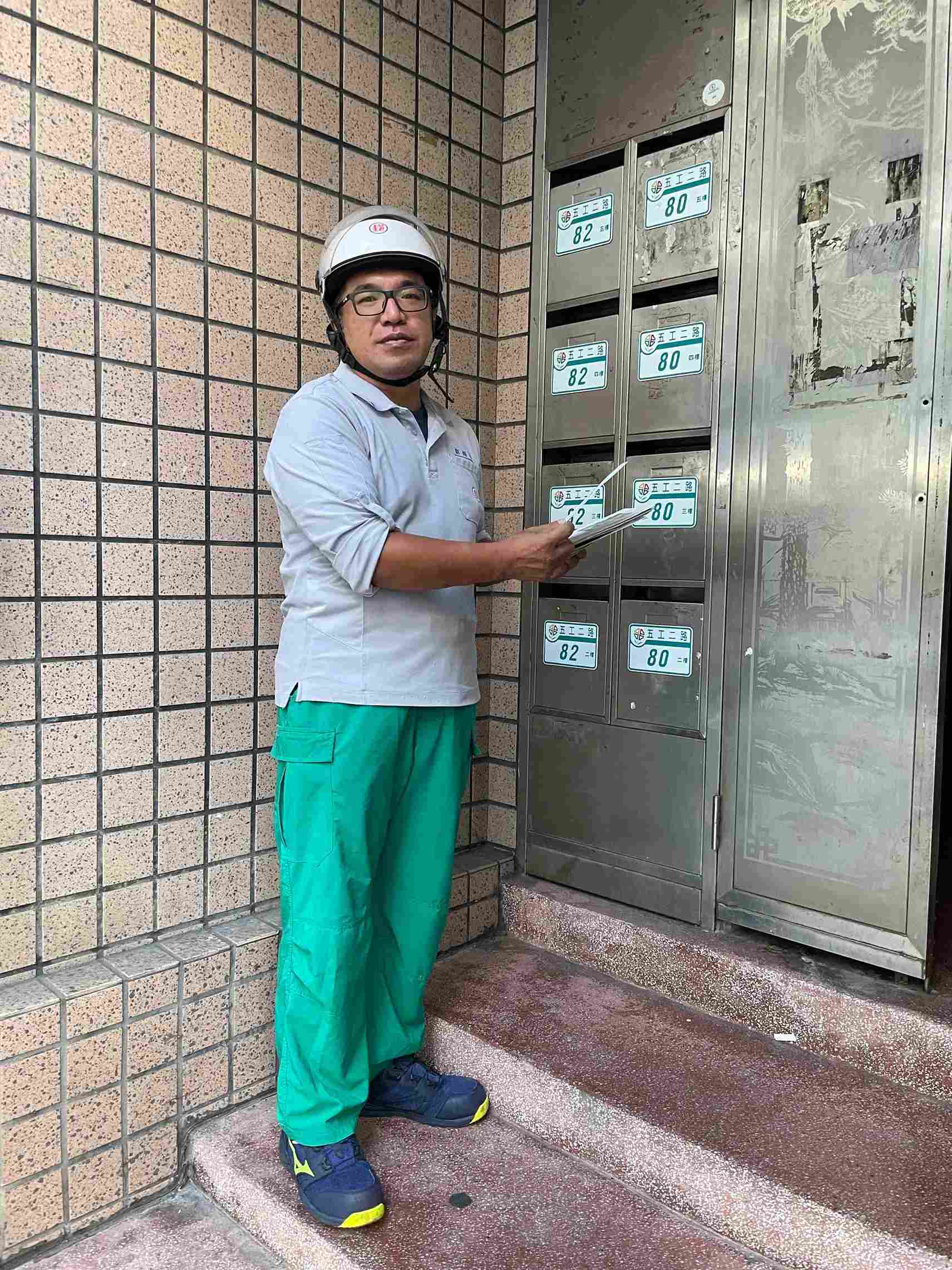 林口郵局有”舊鞋救命”活動，劉員常主動支援，臨時郵件爆量，局方要求例假日出勤，劉員亦欣然接受，其熱心主動足為同仁表率。