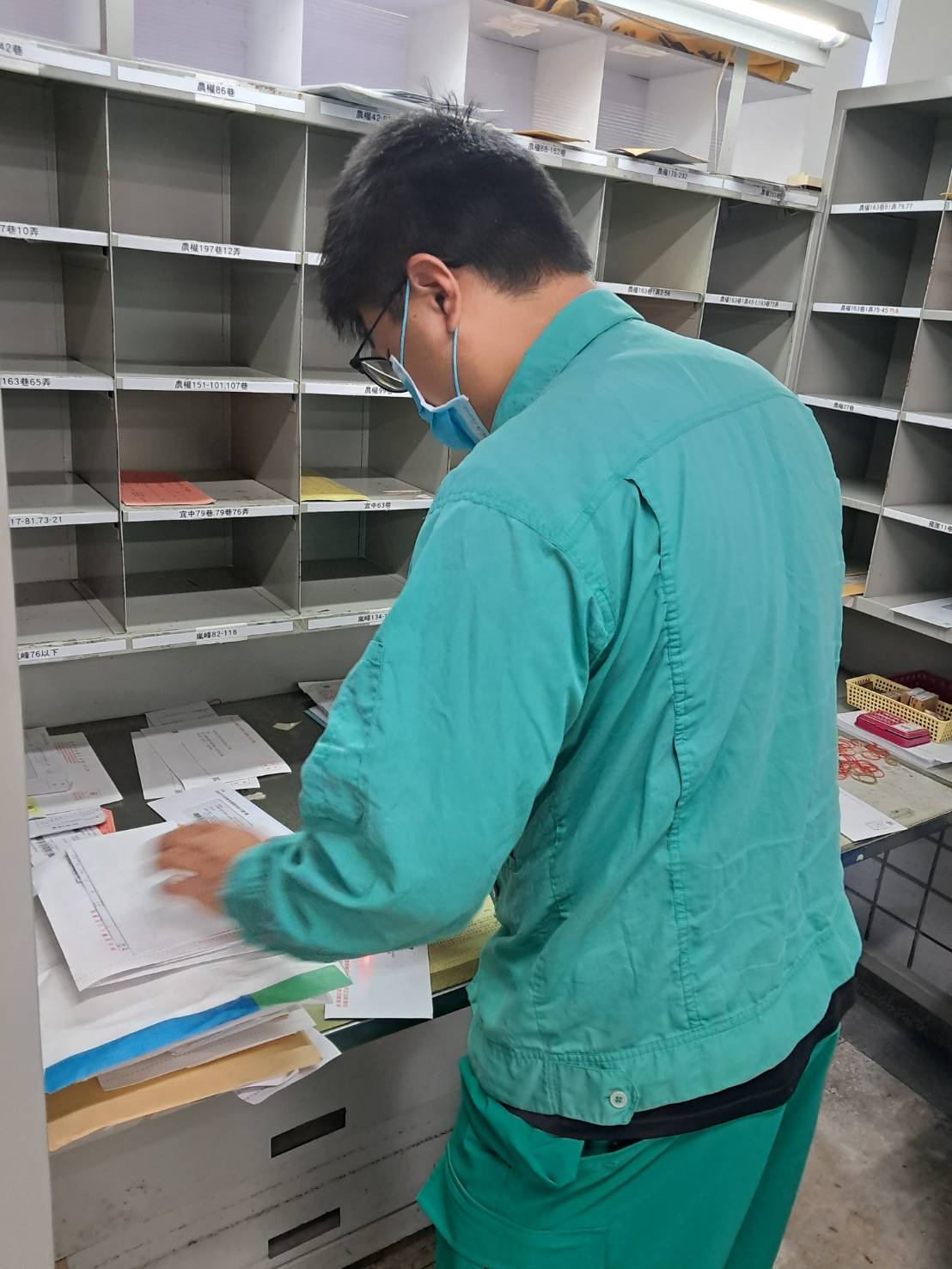 李員擔任投遞工作9年餘，工作態度認真務實且辦事沉著負責。同仁工作上遭遇困難時，亦不厭其煩主動協助解決，深受本股同仁信任與讚賞，實為優秀郵政員工。