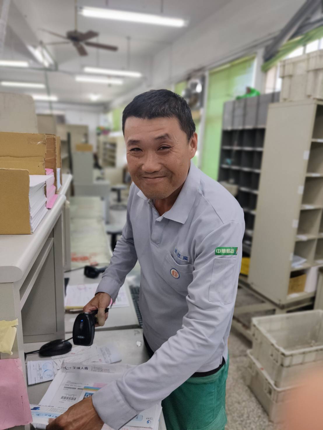 周員為人熱心，與同仁之間互動良好，不吝向同仁分享工作訣竅和待人處事方式，以幽默方式帶領同仁，對新人主動協助照顧有加，協助排信緩解壓力，讓他們能儘速熟悉業務並融入郵政大家庭。 
