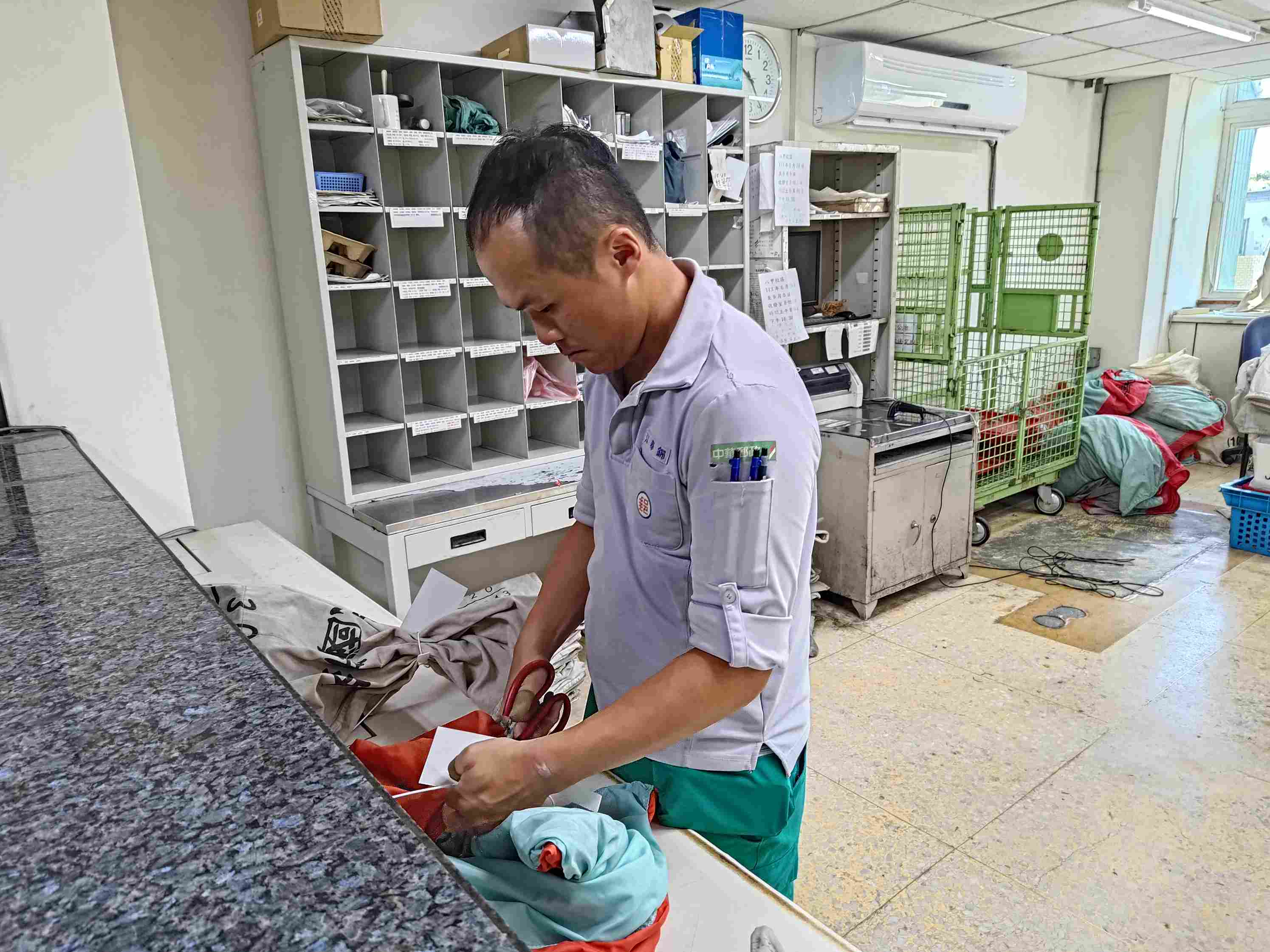 江員對於投遞區域非常熟悉，對若干地址欠詳郵件仍能鍥而不捨，積極試投，僅今年即完成數件地址欠詳郵件試投。