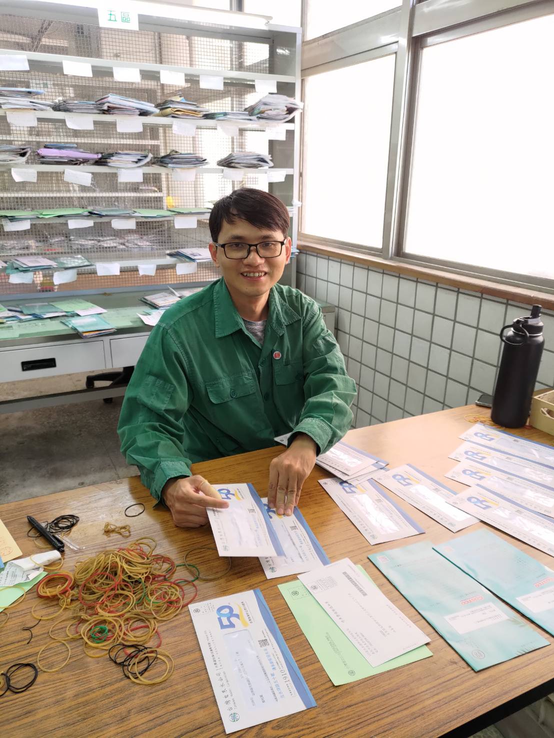 林員於投遞期間，敏於觀察，康緯公司上收包裹即時通報，每天至少上收10件以上，增加郵務業績；白沙屯拱天宮個人化郵票推展行銷20套、台塑洗衣精20箱、洗面乳3箱，對郵政營收有實質貢獻。
