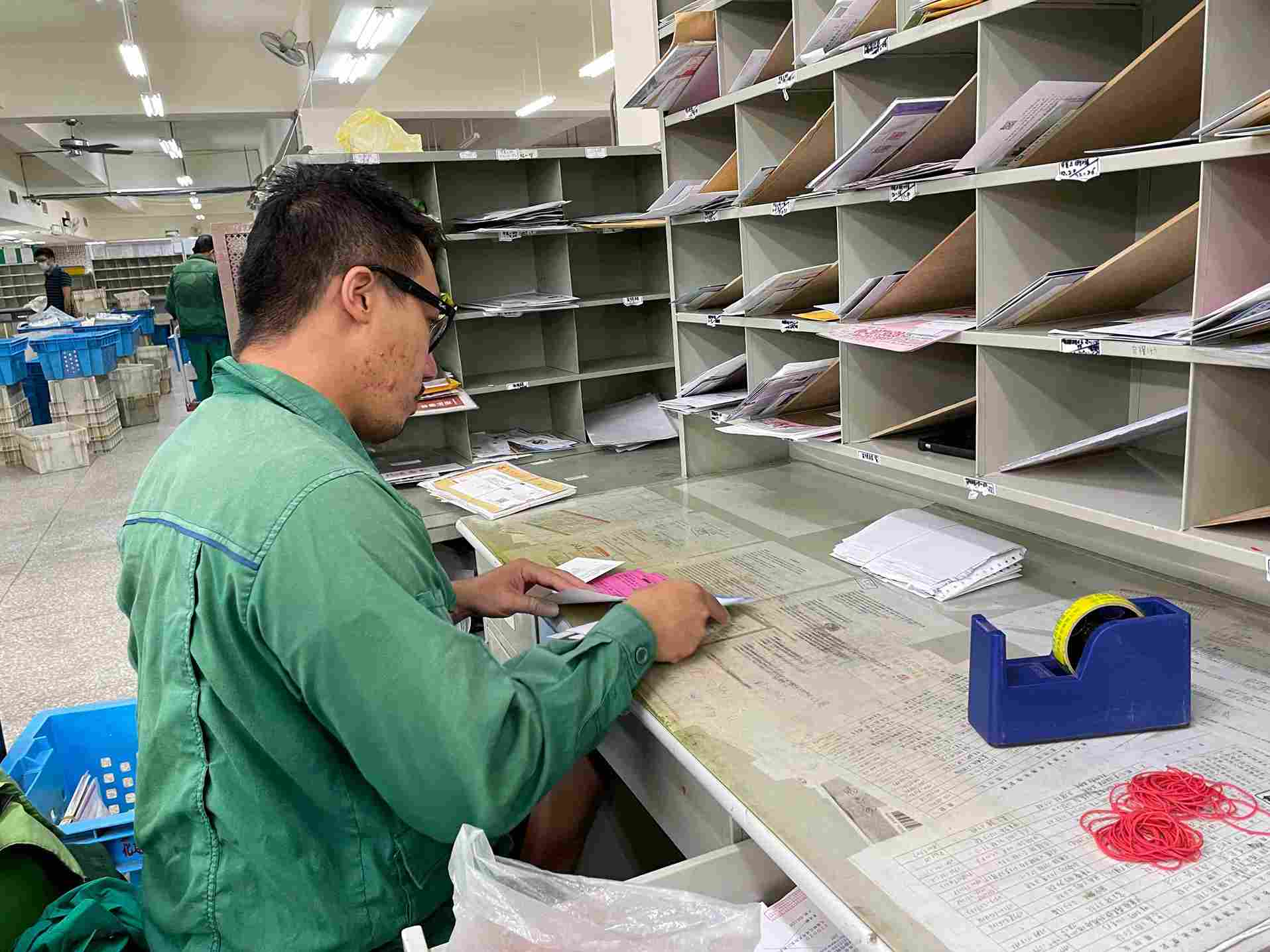 服務態度誠懇良好，服務充滿熱忱，耐心回應客戶問題，且送件速度快速且品質良好，深獲轄區民眾讚譽。