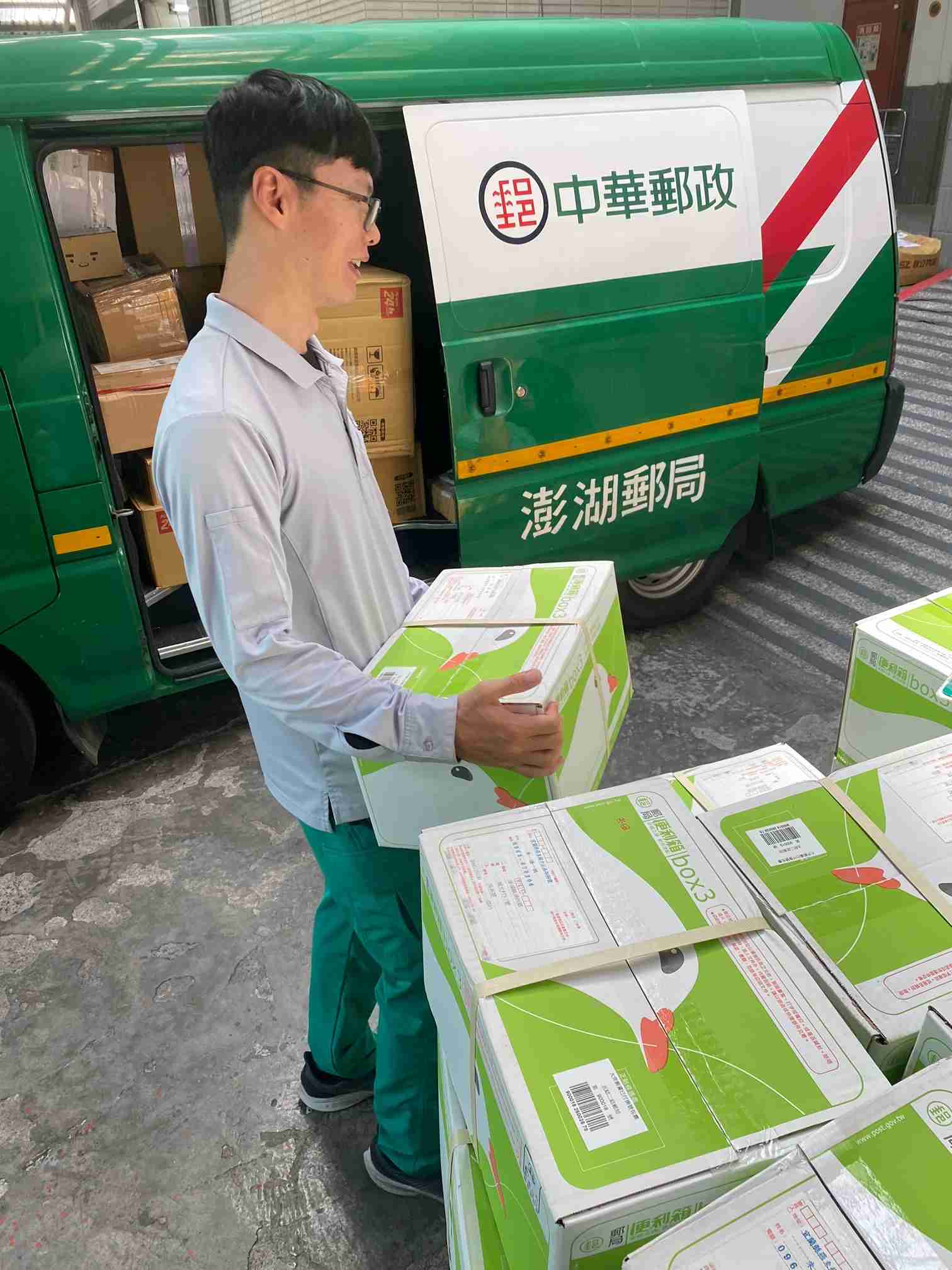 如遇臨時性緊急人力調度，配合度高；面對主管加派工作，如：上收及投遞大宗包裏，總是盡力完成，不推諉，不拖拉，工作效率高。