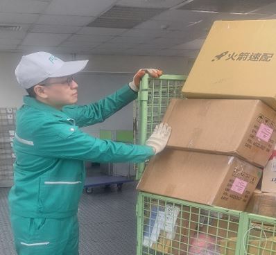日常外勤工作中能凝聚同仁情感，相互扶持。工作態度積極，獲得同儕的好評，足為楷模。