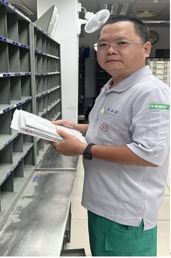 配合局方，學習第二專長，並積極參與郵政壽險課程，態度認真。願意將招攬心得分享給同仁，激發全股士氣。 