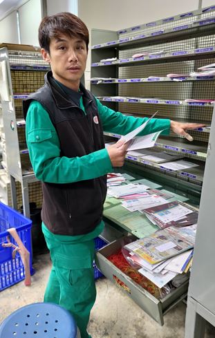 擔任公會小組長，無論公私熱心服務，深獲同仁讚許。
