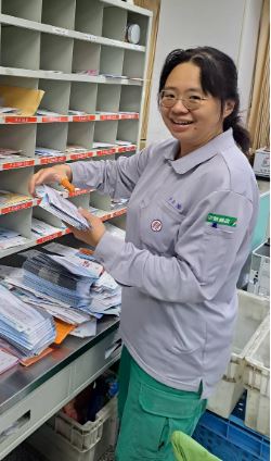 陳員雖為本局唯一女性投遞士，但從不要求特殊對待，在區段、工作份量上從不抱怨，足為本局模範。