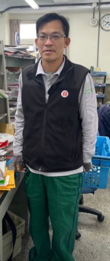 對股長要求之工作配合度高，從無任何抱怨，平日與同仁相處極為融洽，對郵政業務積極配合，其敬業精神及態度，足堪所有同仁表率。