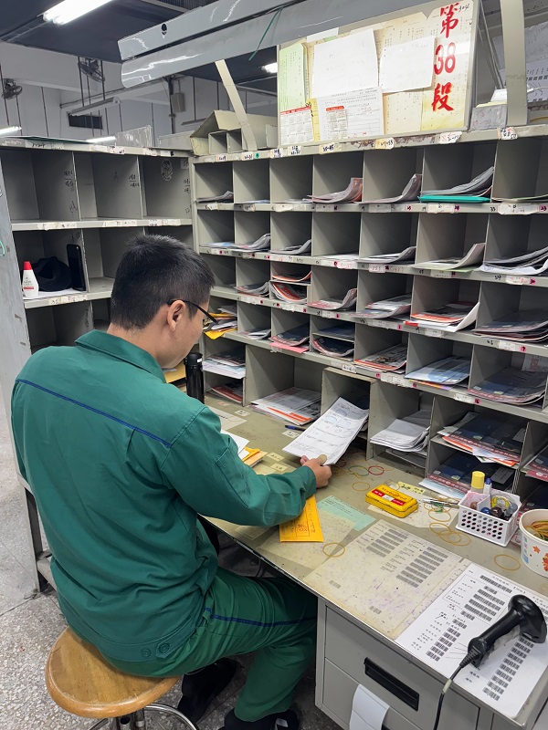 配合各項責任績效重點業務項目:如連續多年行銷壽險業績月保費1,891元及網路投保、向公眾撥打電話及推廣多加使用掛號2投郵件交寄i郵箱使用率、配合行銷i郵購商品(全聯禮券、南化農會愛文芒果、麻豆柚子、陶板屋餐券)及visa卡刷卡業績，並積極推展郵票冊2本，多方表現皆為同仁楷模。
