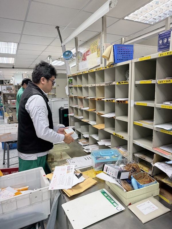 早上到班後即全心全力投入工作，有餘力即協助稽查理信，在上班時間內做好份內每一件事，堪為本股楷模。