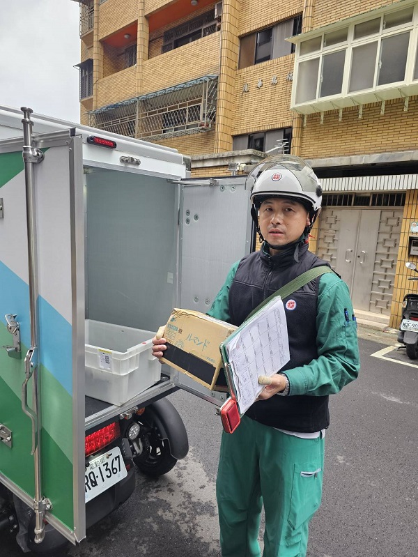 職務上奉公守法，與同事間相處融洽且待人親切，對於郵政業務行銷努力推廣，各方面表現深獲同儕及主管好評。