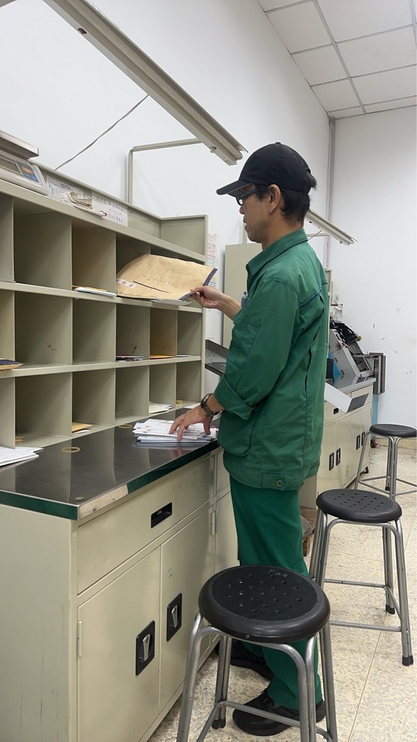 收攬工作任勞任怨，任職服務態度積極正向，各級主管交付之任務，均能順利圓滿即時達成。
