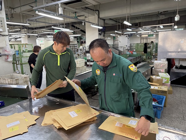 配合主管推廣壽險網路投保，協助推展郵政商品、郵票冊及壽險，業績表現良好。