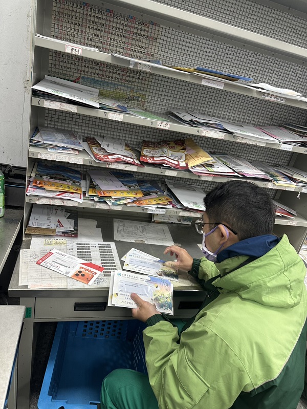 遇到同事臨時有事要請假，主動配合主管調度上班。