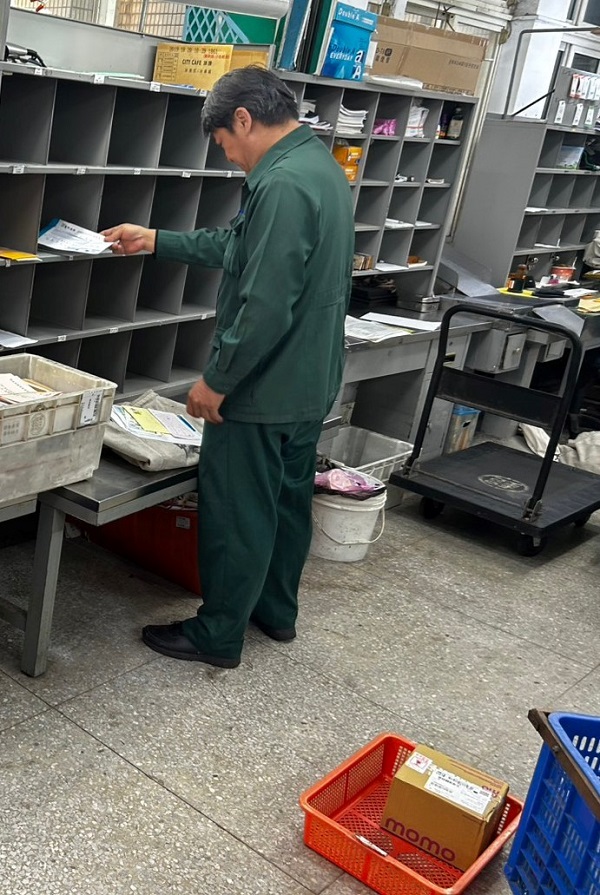 對新進同仁主動關懷並協助處理問題， 儘早進入狀態順利融入工作團隊，對投遞業務順行助益良多。
