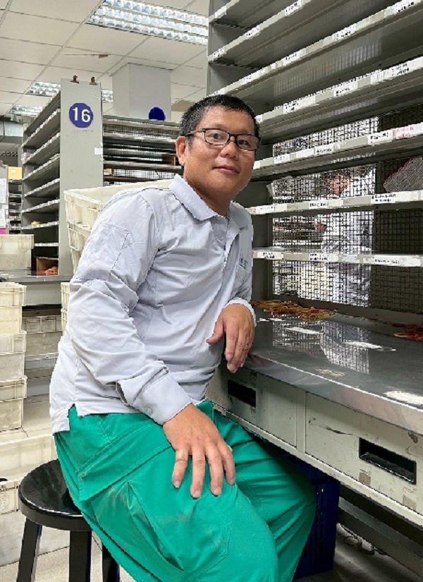 極力推展壽險業務，並以身作則。為挹注郵政營收，貢獻良多。全年壽險業績達19,762元，並在集郵票品、i郵購商品及郵政Visa刷卡消費手續費收入方面達111,152元，成績斐然。
