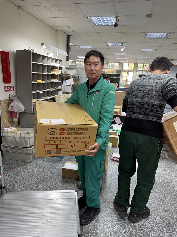 潘員工作態度積極、與人和善，是在主管、同仁及客戶眼中不可多得的好部屬、好同仁與好郵差，可謂吾人心目中的好典範。