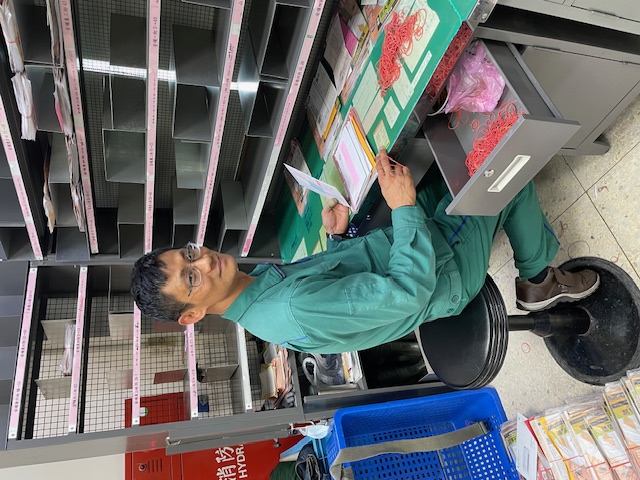 郵件量多時總是主動協助其他同事，讓同仁都能準時下班，與同事間相處融洽，善於合作。
