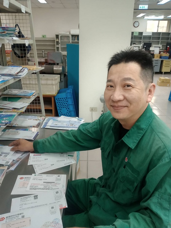 曾員始終秉持以身作則、盡職盡責的工作哲學，無論各項臨時交辦任務均能圓滿達成，其積極向上的正能量，不僅帶動單位整體工作氣氛，更顯著提升團隊向心力，實為不可多得之典範。