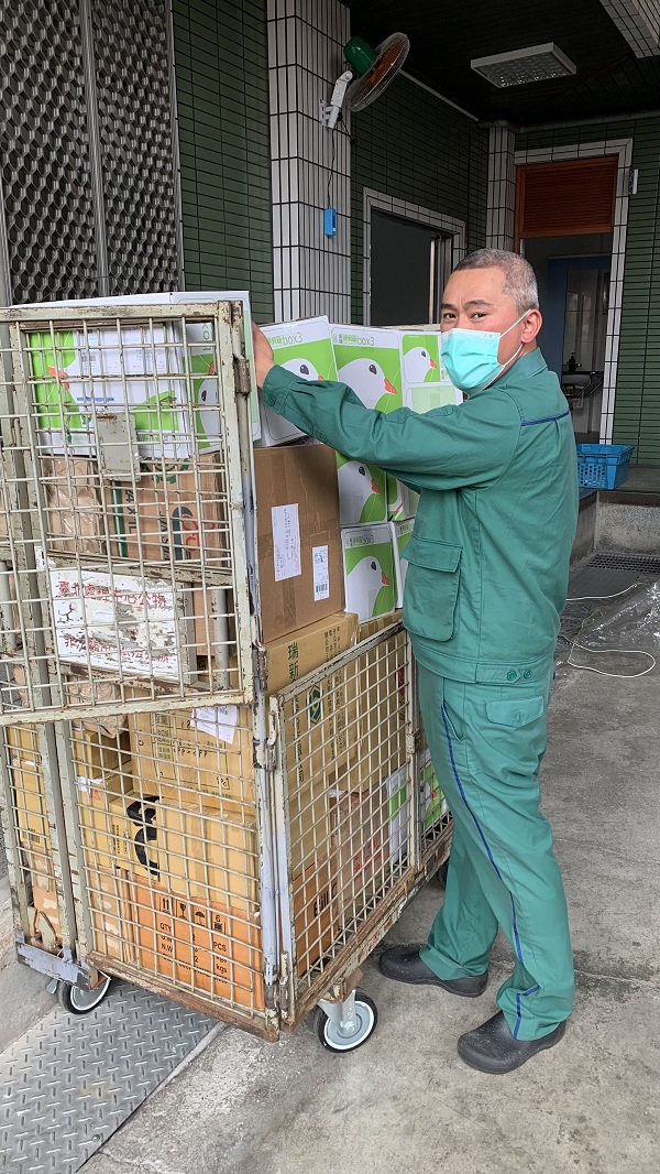 積極推廣小額壽險以強化客戶保障，遇專業條款解說能即時引導至櫃檯由主管銜接服務，透過內外勤緊密協作，有效提升局內壽險業績與要保率，展現優異的業務營銷與團隊規劃能力。
