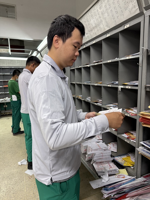 對於同仁家庭有急事需要協調休息日時，賴員也會積極配合調班，足為郵務士之典範。