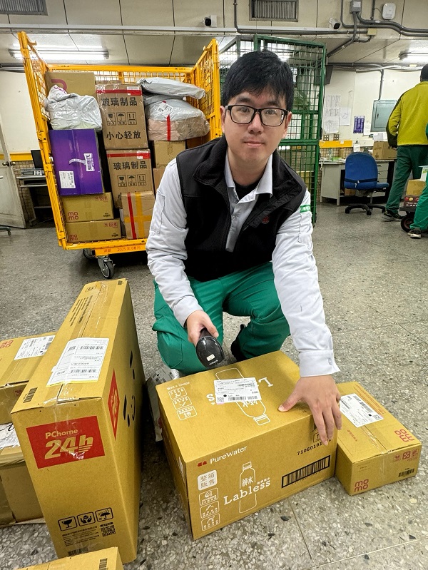 對主管要求之工作配合度高，從無任何抱怨，平日與同仁相處極為融洽，對郵政業務積極配合，其敬業精神及態度，足堪所有同仁表率。
