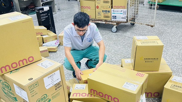 投遞快捷郵件服務熱忱且貼心，遇地址不詳郵件總能耐心查投，將郵件即時妥交收件人，因而受客戶來電讚譽。
