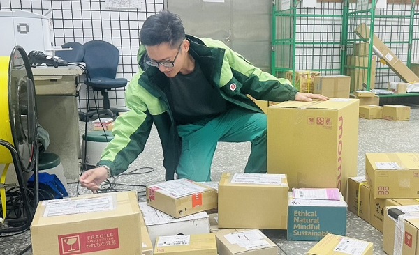 遇有大宗郵件或臨時需上門收件需支援時，皆能主動協助支援全力配合，解決主管臨時調派人力困擾。

