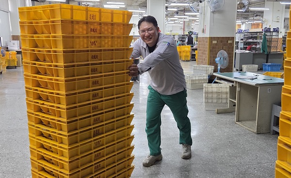 配合度高，如遇主管或同仁有調班需要，均能主動讓出排休，更會主動關心同仁給予關懷，為人樂觀開朗是同仁心目中的好同事。