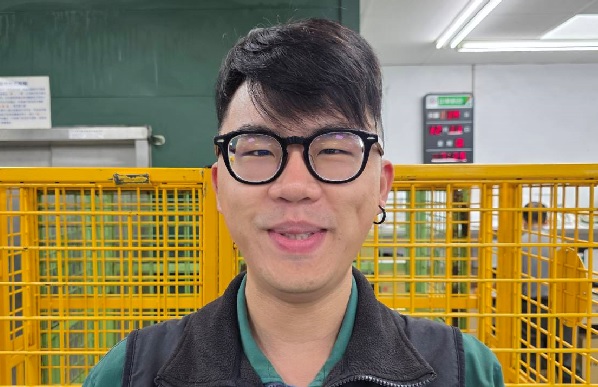 平常工作盡心盡力，如遇節日包裹、郵件量暴增時，都能主動配合差勤，深受主管肯定，同仁間讚譽有佳。
