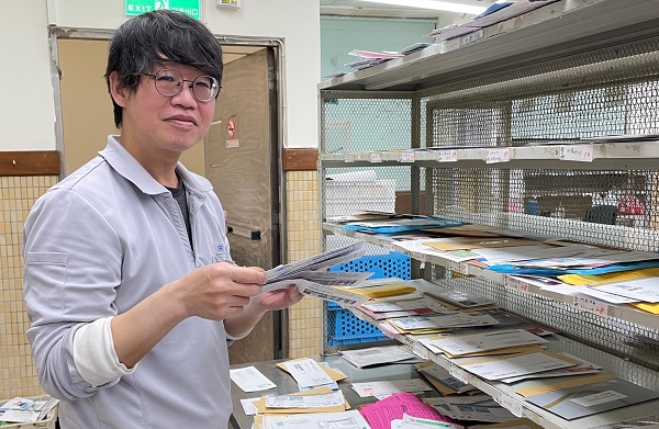 工作閒暇之餘，經常主動協助其他同仁排信工作，與同事相處融洽，樂於助人。
