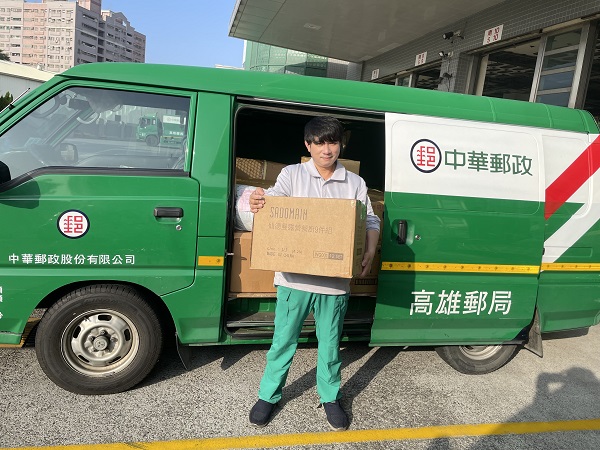 配送臺灣全民安全手冊，亦自發於工作時間至前金、鼓山區公所，協助搬運，工作態度堪為表率，實為優良外勤投遞人員。

