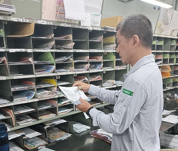 主動協助稽查分框郵件、幫助同仁完成大區分揀，協助稽查處理客訴事件，外勤投遞時，工作認真、服務親切，與顧客互動良好，屢獲公眾來電讚譽。