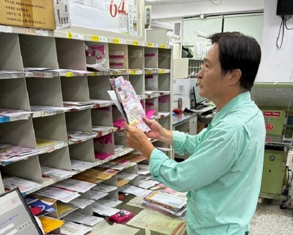 平日與同仁相處融洽，積極協助同仁解決困難，指導後進不遺餘力，深獲同仁歡迎，並由同仁力薦推選為外勤投遞優良人員。