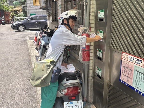 對於郵政業務、行銷努力推廣，不論壽險招攬或郵票冊銷售每年皆有良好績效，平日待人親切有禮與同事間相處融洽，各方面表現深獲同儕及主管好評。
