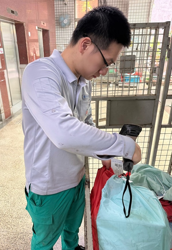 賴員年輕有為，與同仁相處融洽，具領導特質，足為楷模。