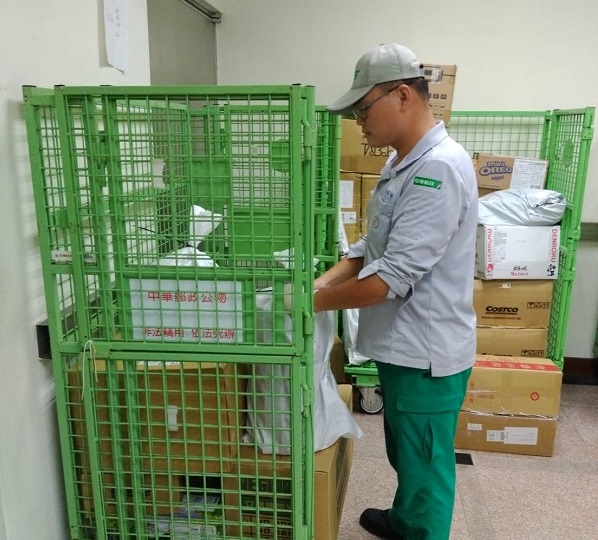 陳員在離島十年，對當地地方人士熟識，若遇有關郵件紛爭情形，陳員均會熱心協助排解，免除客訴情形。