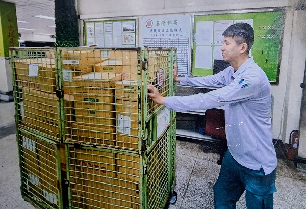 擔任外勤工作時能團結同組間凝聚力，相互扶持與協助，並與同仁間相處融洽，值得讚許。