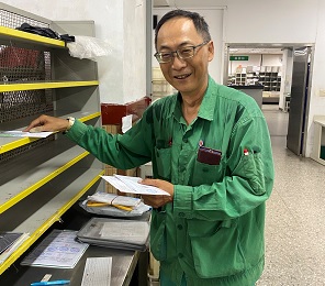 擔任偏遠地區投遞工作，經常不忘關懷弱勢及照顧獨居老人。