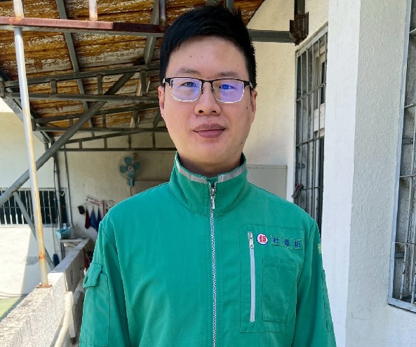 經常主動協助同仁完成工作，尤其每逢連續假日後郵件爆增時，積極協助處理，具團隊合作精神，足堪楷模。