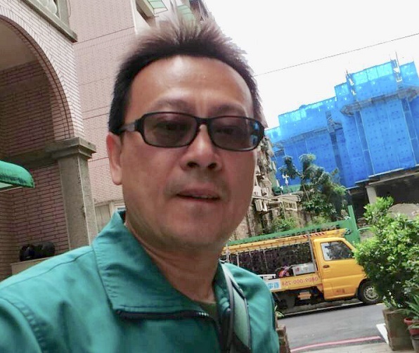 常常比其他同事還早就自己默默區分3+3信件，且會幫忙區分國外信件與掛號，減輕他人工作壓力，讓工作早點結束，工作認真不隨便，一定要工作完成才休息，堪稱郵差典範。

