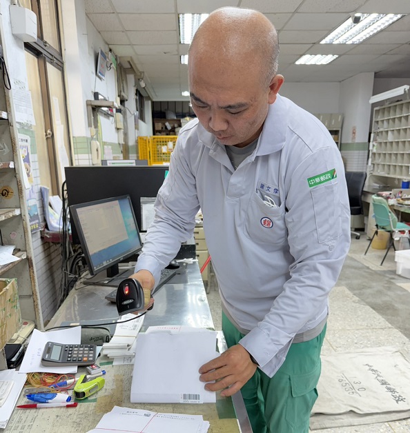 除善盡投遞本業責任外，謝員更戮力推展本局各項業務，不落人後，可謂是主管眼中的一位好員工，同事眼中的一位好夥伴，工作上種種表現可為典範。