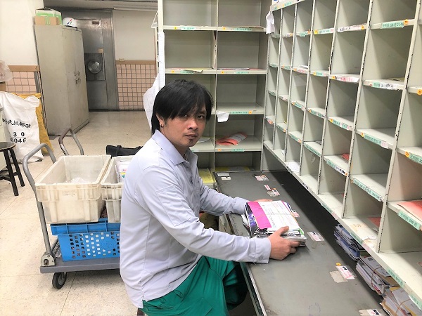 工作態度積極、反應敏銳，換區段時能協助不熟悉同仁區信排信，對於稽查、主管所交付任務，努力達成，並且配合主管調度值勤，讓投遞工作順利執行。